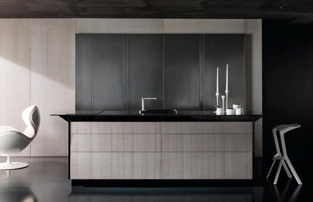 12. Invisibile di Toncelli ha le ante totalmente prive di gole e maniglie grazie all’innovativo sistema di apertura brevettato che mettono in evidenza la raffinata finitura in legno solcato marino e metallo liquido finitura ferro. Il piano di lavoro è in vetro nero con schermo touch screen. Prezzo su richiesta. www.toncelli.it 12. Invisibile di Toncelli ha le ante totalmente prive di gole e maniglie grazie all’innovativo sistema di apertura brevettato che mettono in evidenza la raffinata finitura in legno solcato marino e metallo liquido finitura ferro. Il piano di lavoro è in vetro nero con schermo touch screen. Prezzo su richiesta. www.toncelli.it