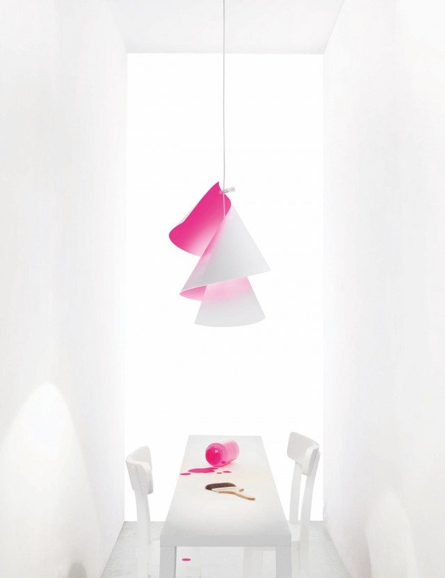 Willydilly Bon di Ingo Maurer ha la forma a spirale ed è realizzata in cartone bianco traslucido con la superficie interna rosa pink fluorescente. Può essere regolata in altezza ed è disponibile anche con l’interno arancione. Misura Ø 35 x H 50 cm. Prezzo 168 euro per la versione base. HYPERLINK "http://www.ingo-maurer.com" www.ingo-maurer.com Willydilly Bon di Ingo Maurer ha la forma a spirale ed è realizzata in cartone bianco traslucido con la superficie interna rosa pink fluorescente. Può essere regolata in altezza ed è disponibile anche con l’interno arancione. Misura Ø 35 x H 50 cm. Prezzo 168 euro per la versione base. HYPERLINK "http://www.ingo-maurer.com" www.ingo-maurer.com