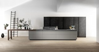cucina con isola centrale con ante senza maniglie Genius Loci di Valcucine cucina con isola centrale con ante senza maniglie Genius Loci di Valcucine