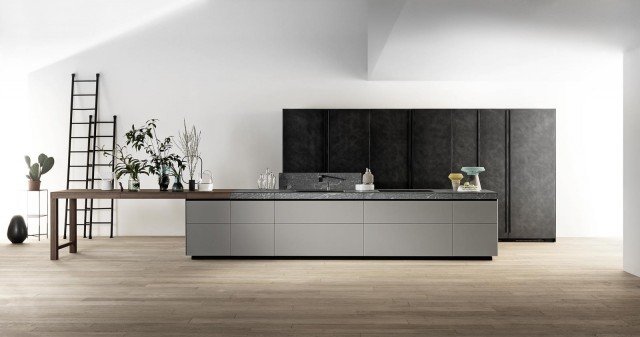 13. Genius Loci di Valcucine è dominata dalla grande isola centrale dotata di cassetti attrezzati in modo da avere sempre tutto a portata di mano; la superficie senza maniglie in vetro opaco grigio è elegante e crea un piacevole contrasto con il bancone in legno collegato. Prezzo su richiesta. www.valcucine.com 13. Genius Loci di Valcucine è dominata dalla grande isola centrale dotata di cassetti attrezzati in modo da avere sempre tutto a portata di mano; la superficie senza maniglie in vetro opaco grigio è elegante e crea un piacevole contrasto con il bancone in legno collegato. Prezzo su richiesta. www.valcucine.com
