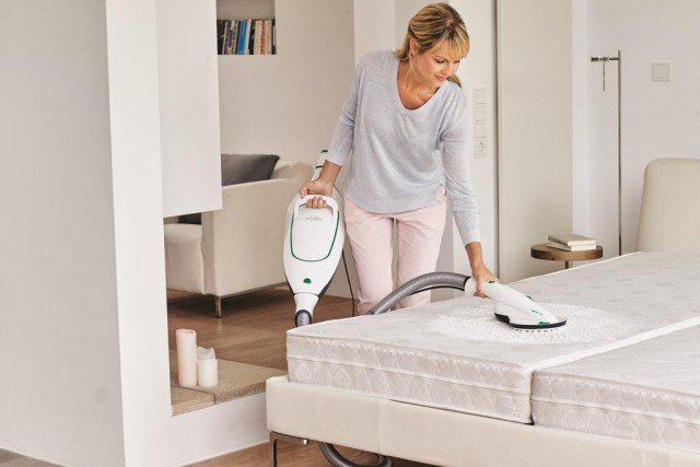Il nuovo sistema Folletto VK200 comprende un efficace set per la pulizia dei materassi: Folletto MP440 accessorio Lava Materasso e Folletto MR440 accessorio Batti Materasso – Il Folletto MP440 Lava Materasso e il Folletto MR440 Batti Materasso costituiscono l’accoppiata perfetta per la pulizia a fondo dei materassi. È sufficiente collegare Folletto MR440 Lava Materasso al Folletto PB440 per far penetrare a fondo il Lavenia nei materassi grazie alla piastra rotante. Poi si passa alla battitura dei materassi collegando Folletto PB440 al Folletto MR440 Batti Materasso, i cui elastici in gomma vanno effettivamente a battere il materasso raccogliendo immediatamente lo sporco. Prezzo della configurazione in foto 1.300 euro. www.folletto.it Il nuovo sistema Folletto VK200 comprende un efficace set per la pulizia dei materassi: Folletto MP440 accessorio Lava Materasso e Folletto MR440 accessorio Batti Materasso – Il Folletto MP440 Lava Materasso e il Folletto MR440 Batti Materasso costituiscono l’accoppiata perfetta per la pulizia a fondo dei materassi. È sufficiente collegare Folletto MR440 Lava Materasso al Folletto PB440 per far penetrare a fondo il Lavenia nei materassi grazie alla piastra rotante. Poi si passa alla battitura dei materassi collegando Folletto PB440 al Folletto MR440 Batti Materasso, i cui elastici in gomma vanno effettivamente a battere il materasso raccogliendo immediatamente lo sporco. Prezzo della configurazione in foto 1.300 euro. www.folletto.it