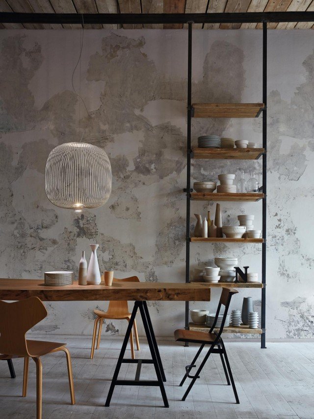 Spokes di Foscarini si ispira alle antiche lanterne orientali rivisitate in chiave contemporanea; la struttura realizzata in tondino metallico, nelle varianti bianco e senape, contiene una fonte luminosa a Led e crea suggestivi giochi di luce sulle pareti. Misura Ø 52,5 x H 52 cm. Prezzo 1.000 euro per la versione base. HYPERLINK "http://www.foscarini.com" www.foscarini.com Spokes di Foscarini si ispira alle antiche lanterne orientali rivisitate in chiave contemporanea; la struttura realizzata in tondino metallico, nelle varianti bianco e senape, contiene una fonte luminosa a Led e crea suggestivi giochi di luce sulle pareti. Misura Ø 52,5 x H 52 cm. Prezzo 1.000 euro per la versione base. HYPERLINK "http://www.foscarini.com" www.foscarini.com