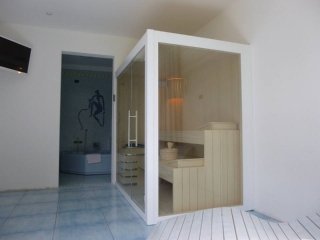sauna finlandese di Emoplast Saune con laccatura in bianco e interno in legno hemlock canadese struttura in frassino sauna finlandese di Emoplast Saune con laccatura in bianco e interno in legno hemlock canadese struttura in frassino