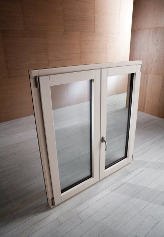 finestra con vetrocamera per risparmio energetico Lemix Philo di Gruppo EMK con trasmittanza termica di Uw 1,38 W/m²K finestra con vetrocamera per risparmio energetico Lemix Philo di Gruppo EMK con trasmittanza termica di Uw 1,38 W/m²K