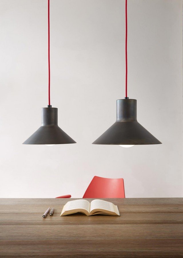 Sister di Zava Luce è la sospensione con il paralume in ferro di sapore rétro e il cavo in tessuto rosso lacca. È disponibile in due formati che possono essere accostati per creare composizioni luminose su misura. Misura Ø 24 x H 16 cm e Ø 31 x H 20 cm. Prezzo rispettivamente 293 per la versione base e 305 euro per la versione base. HYPERLINK "http://www.zavaluce.it" www.zavaluce.it Sister di Zava Luce è la sospensione con il paralume in ferro di sapore rétro e il cavo in tessuto rosso lacca. È disponibile in due formati che possono essere accostati per creare composizioni luminose su misura. Misura Ø 24 x H 16 cm e Ø 31 x H 20 cm. Prezzo rispettivamente 293 per la versione base e 305 euro per la versione base. HYPERLINK "http://www.zavaluce.it" www.zavaluce.it