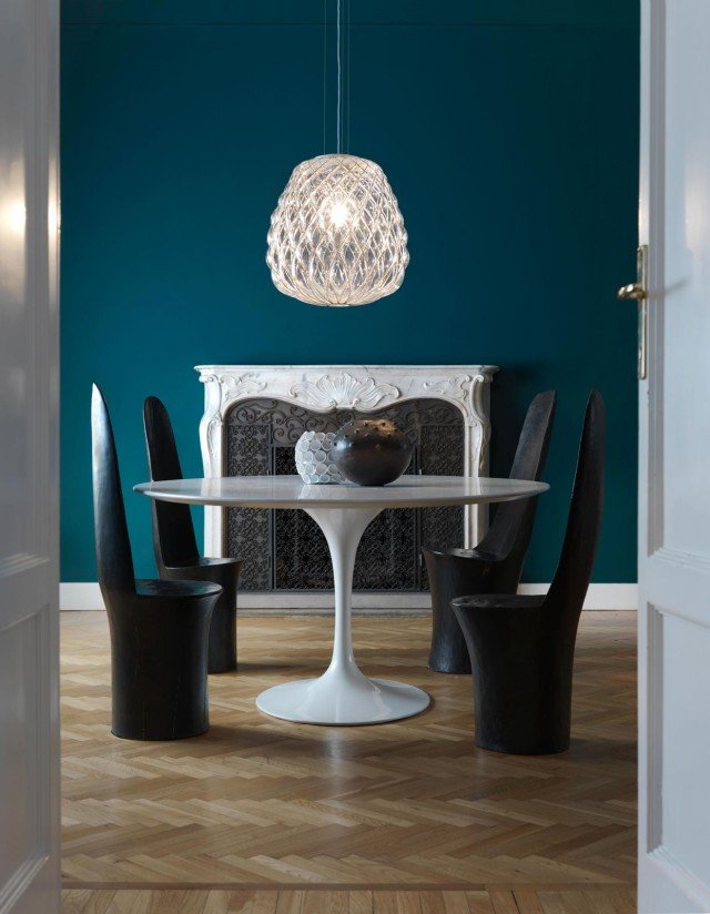 Pinecone di FontanaArte è la nuova sospensione disegnata da Paola Navone: il grande diffusore in vetro soffiato ingabbiato trasparente è realizzato artigianalmente. È un modello molto suggestivo sia acceso sia spento. Misura Ø 50 x H 52 cm. Prezzo su richiesta. HYPERLINK "http://www.fontanaarte.com" www.fontanaarte.com Pinecone di FontanaArte è la nuova sospensione disegnata da Paola Navone: il grande diffusore in vetro soffiato ingabbiato trasparente è realizzato artigianalmente. È un modello molto suggestivo sia acceso sia spento. Misura Ø 50 x H 52 cm. Prezzo su richiesta. HYPERLINK "http://www.fontanaarte.com" www.fontanaarte.com
