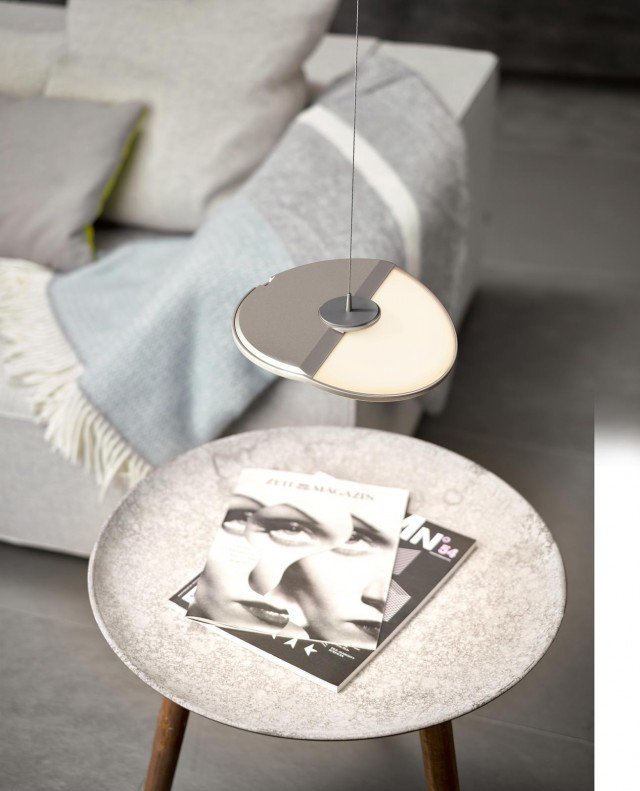Gravity CL di Nimbus Group è una lampada mobile alimentata a batteria che garantisce fino a cento ore di luce e che permette di creare un’illuminazione personalizzata dove si vuole: basta fissarla al soffitto per mezzo di un sottilissimo cavo in acciaio con un supporto magnetico e gestirla da qualsiasi punto della stanza tramite il sistema di controllo wireless. Prezzo su richiesta. HYPERLINK "http://www.nimbus-group.com" www.nimbus-group.com Gravity CL di Nimbus Group è una lampada mobile alimentata a batteria che garantisce fino a cento ore di luce e che permette di creare un’illuminazione personalizzata dove si vuole: basta fissarla al soffitto per mezzo di un sottilissimo cavo in acciaio con un supporto magnetico e gestirla da qualsiasi punto della stanza tramite il sistema di controllo wireless. Prezzo su richiesta. HYPERLINK "http://www.nimbus-group.com" www.nimbus-group.com