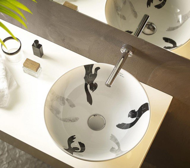 Il lavabo a catino d’appoggio Totem Coll. Atelier di BathCo (design Adri Santiago) è in ceramica con l’interno dipinto a mano. La serie si completa con altri soggetti d’autore. www.thebathcollection.com, www.regia.it Il lavabo a catino d’appoggio Totem Coll. Atelier di BathCo (design Adri Santiago) è in ceramica con l’interno dipinto a mano. La serie si completa con altri soggetti d’autore. www.thebathcollection.com, www.regia.it