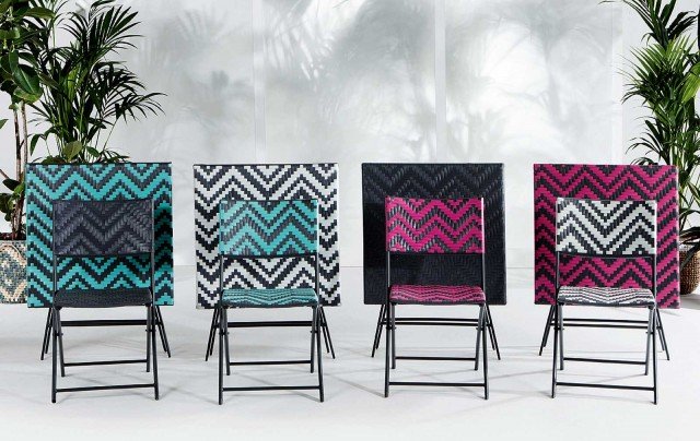 Della coll. Maui di Made.com sedie e tavoli, pieghevoli, sono in rattan sintetico con struttura in ferro. Prezzo set formato da due sedie (L 61 x P 46 x H 82 cm) e un tavolo (70 x 70 x H 70 cm): 199 euro. www.made.com/it/ Della coll. Maui di Made.com sedie e tavoli, pieghevoli, sono in rattan sintetico con struttura in ferro. Prezzo set formato da due sedie (L 61 x P 46 x H 82 cm) e un tavolo (70 x 70 x H 70 cm): 199 euro. www.made.com/it/