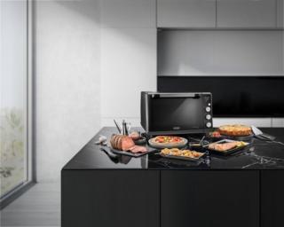 Sfornatutto Chef DO34326 di Dè Longhi offre 2.000 watt di potenza e ha termostato regolabile fino a 230°C. Con 4 modalità di cottura, convezione, grill, tradizionale, gratinatura, può cucinare per 8 persone grazie all’ampia capacità di 34 litri. Il sistema di cottura con ventola Surround Cooking System, rende il cibo croccante fuori e tenero dentro, perché cotto in maniera uniforme e rapida. È facile da usare grazie alle manopole multifunzionali. Misura L 52,5 x P 46,5 x H 34 cm. Prezzo 360 euro. www.delonghi.com Sfornatutto Chef DO34326 di Dè Longhi offre 2.000 watt di potenza e ha termostato regolabile fino a 230°C. Con 4 modalità di cottura, convezione, grill, tradizionale, gratinatura, può cucinare per 8 persone grazie all’ampia capacità di 34 litri. Il sistema di cottura con ventola Surround Cooking System, rende il cibo croccante fuori e tenero dentro, perché cotto in maniera uniforme e rapida. È facile da usare grazie alle manopole multifunzionali. Misura L 52,5 x P 46,5 x H 34 cm. Prezzo 360 euro. www.delonghi.com
