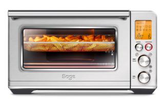 Ha 10 funzioni di cottura tra cui anche quella della frittura ad aria il fornetto the Smart Oven™ Air Fryer di Sage. Funziona con un sistema Element iQ™ di algoritmi intelligenti che creano le condizioni di cottura ideali, riducendo i tempi e risparmiando fino al 35% di energia. Ha display LCD per accedere facilmente alle funzioni smart integrate e sul quale è indicato anche quando il preriscaldamento è completato per iniziare automaticamente la cottura. È capiente 22 litri. Misura L 47 x P 37 x H 28 cm. Prezzo 419,90 euro. www.sageappliances.com Ha 10 funzioni di cottura tra cui anche quella della frittura ad aria il fornetto the Smart Oven™ Air Fryer di Sage. Funziona con un sistema Element iQ™ di algoritmi intelligenti che creano le condizioni di cottura ideali, riducendo i tempi e risparmiando fino al 35% di energia. Ha display LCD per accedere facilmente alle funzioni smart integrate e sul quale è indicato anche quando il preriscaldamento è completato per iniziare automaticamente la cottura. È capiente 22 litri. Misura L 47 x P 37 x H 28 cm. Prezzo 419,90 euro. www.sageappliances.com