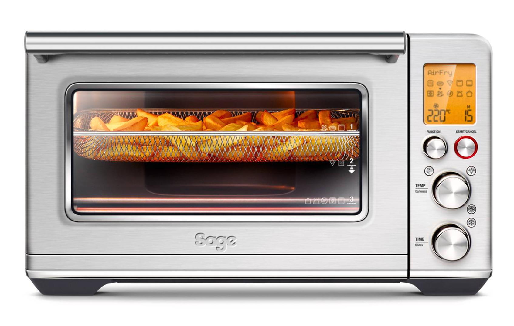 Ha 10 funzioni di cottura tra cui anche quella della frittura ad aria il fornetto the Smart Oven™ Air Fryer di Sage. Funziona con un sistema Element iQ™ di algoritmi intelligenti che creano le condizioni di cottura ideali, riducendo i tempi e risparmiando fino al 35% di energia. Ha display LCD per accedere facilmente alle funzioni smart integrate e sul quale è indicato anche quando il preriscaldamento è completato per iniziare automaticamente la cottura. È capiente 22 litri. Misura L 47 x P 37 x H 28 cm. Prezzo 419,90 euro. www.sageappliances.com Ha 10 funzioni di cottura tra cui anche quella della frittura ad aria il fornetto the Smart Oven™ Air Fryer di Sage. Funziona con un sistema Element iQ™ di algoritmi intelligenti che creano le condizioni di cottura ideali, riducendo i tempi e risparmiando fino al 35% di energia. Ha display LCD per accedere facilmente alle funzioni smart integrate e sul quale è indicato anche quando il preriscaldamento è completato per iniziare automaticamente la cottura. È capiente 22 litri. Misura L 47 x P 37 x H 28 cm. Prezzo 419,90 euro. www.sageappliances.com