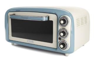 Compatto, il forno elettrico Vintage di Ariete con funzione statica è capiente 18 litri.
Si scalda rapidamente e ha camera interna compatta e doppio vetro termico che permettono un’ottima diffusione del calore. Dotato di 3 posizioni di cottura, timer impostabile fino a 60 minuti, potenza di 1.380 watt e temperatura regolabile fino a 230°C, è completo di griglia in acciaio inox e vassoio in alluminio. Misura L 47,50 x P 40 x H 24,5 cm. Prezzo 80 euro. www.ariete.net Compatto, il forno elettrico Vintage di Ariete con funzione statica è capiente 18 litri.
Si scalda rapidamente e ha camera interna compatta e doppio vetro termico che permettono un’ottima diffusione del calore. Dotato di 3 posizioni di cottura, timer impostabile fino a 60 minuti, potenza di 1.380 watt e temperatura regolabile fino a 230°C, è completo di griglia in acciaio inox e vassoio in alluminio. Misura L 47,50 x P 40 x H 24,5 cm. Prezzo 80 euro. www.ariete.net
