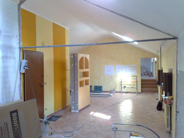 Dopo la demolizione del divisorio preesistente, il primo step è stato il fissaggio dei profili a parete e a soffitto conservando il tirante centrale in acciaio che ha funzione portante. Dopo la demolizione del divisorio preesistente, il primo step è stato il fissaggio dei profili a parete e a soffitto conservando il tirante centrale in acciaio che ha funzione portante.