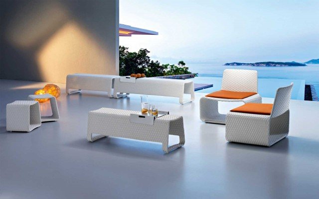 La poltrona art. 9625 di Roberti Rottan è in Sunweave (filo di polietilene) intrecciato su struttura metallica; misura L 80 x P 76 x H 78 cm ed esclusa Iva. Prezzo 930 euro. www. robertirattan.com/it La poltrona art. 9625 di Roberti Rottan è in Sunweave (filo di polietilene) intrecciato su struttura metallica; misura L 80 x P 76 x H 78 cm ed esclusa Iva. Prezzo 930 euro. www. robertirattan.com/it