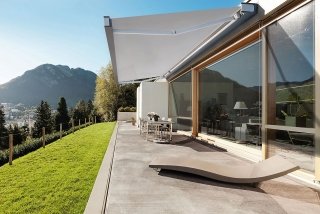 tenda a bracci con cassonetto a sviluppo orizzontale Qubica Flat tenda a bracci con cassonetto a sviluppo orizzontale Qubica Flat