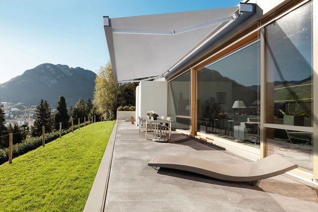 tenda a bracci con cassonetto a sviluppo orizzontale Qubica Flat tenda a bracci con cassonetto a sviluppo orizzontale Qubica Flat
