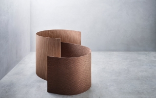 Sicam Alpi propone diverse designer collection per suoi tranciati, tra cui quella sviluppata dai Fratelli Campana, che si sono ispirati all’Amazzonia per elaborare le loro texture. Nell’immagine, i tranciati Alpi Pirarucu: quest’ultimo è il nome di uno dei pesci d’acqua dolce più grandi al mondo del Rio delle Amazzoni. Appartenente alla famiglia delle lingue ossee, che risalgono a oltre cento milioni di anni fa, può essere considerato un fossile vivente e si caratterizza per la particolare conformazione della pelle, utilizzata nell’artigianato locale, che i designer hanno riprodotto nell’omonimo legno Alpi. www.alpiwood.com