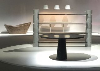 Allestimento della mostra 50 Years of Living Marble: vasca Mika di Karim Raschid (2006), per Bigelli Marmi; tavolo Stone Tree Table (2009) e lampada Apuleio (2007) di Michele De Lucchi, per Piba Marmi; libreria Loico di Angelo Mangiarotti (1987), per Agape; tavolo Eros (1971) di Angelo Mangiarotti per Agape. Allestimento della mostra 50 Years of Living Marble: vasca Mika di Karim Raschid (2006), per Bigelli Marmi; tavolo Stone Tree Table (2009) e lampada Apuleio (2007) di Michele De Lucchi, per Piba Marmi; libreria Loico di Angelo Mangiarotti (1987), per Agape; tavolo Eros (1971) di Angelo Mangiarotti per Agape.