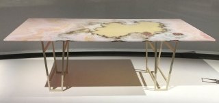 Tavolo Canyon - Nat| f |Use (2012), di Patricia Urquiola per Budri alla mostra 50 Years of Living Marble Tavolo Canyon - Nat| f |Use (2012), di Patricia Urquiola per Budri alla mostra 50 Years of Living Marble