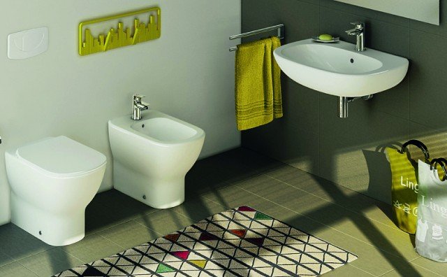 Della collezione in ceramica Tesi di Ideal Standard, il lavabo sospeso (L 65 x P 50 cm) con sifone cromato costa 303 euro,
il vaso (L 36,5 x 53,5 cm) 298 euro, il bidet (L 36,5 x 53,5 cm) 186 euro. I rubinetti della serie Ceramix costano 123 euro l'uno. € 1.033 Della collezione in ceramica Tesi di Ideal Standard, il lavabo sospeso (L 65 x P 50 cm) con sifone cromato costa 303 euro,
il vaso (L 36,5 x 53,5 cm) 298 euro, il bidet (L 36,5 x 53,5 cm) 186 euro. I rubinetti della serie Ceramix costano 123 euro l'uno. € 1.033