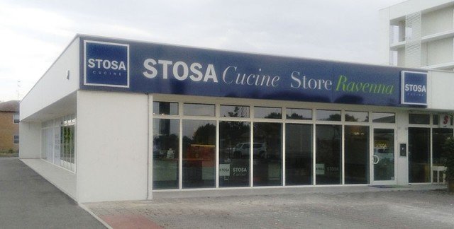 Sabato 16 luglio #StosaCucine inaugura STOSA STORE Ravenna, in via Faentina 248, Fornace Zarattini. Interamente progettato dal team di designer Stosa e gestito da Prime Home, partner consolidato del brand senese, il nuovo flagship è il primo Store della Romagna e già si preannuncia sinonimo di professionalità e qualità certificata 100% made in Italy. La superficie espositiva di 250 mq offrirà a tutti i visitatori la possibilità di toccare con mano le cucine che hanno fatto la storia dell’azienda e i nuovi modelli di punta, presentati a Eurocucina 2016. Ben 11 le cucine esposte: #Infinity con maniglia #Diagonal, Infinity con maniglia a “L”, #Replay restyling, #Alevè con gola, #Maya con gola colour, #York, #City, #Bring, #Aliant+#Alevè, #Beverly e #Bolgheri. Venite a trovarci sabato 16 e domenica 17 luglio per festeggiare insieme lo Stosa Store Ravenna! Sabato 16 luglio #StosaCucine inaugura STOSA STORE Ravenna, in via Faentina 248, Fornace Zarattini. Interamente progettato dal team di designer Stosa e gestito da Prime Home, partner consolidato del brand senese, il nuovo flagship è il primo Store della Romagna e già si preannuncia sinonimo di professionalità e qualità certificata 100% made in Italy. La superficie espositiva di 250 mq offrirà a tutti i visitatori la possibilità di toccare con mano le cucine che hanno fatto la storia dell’azienda e i nuovi modelli di punta, presentati a Eurocucina 2016. Ben 11 le cucine esposte: #Infinity con maniglia #Diagonal, Infinity con maniglia a “L”, #Replay restyling, #Alevè con gola, #Maya con gola colour, #York, #City, #Bring, #Aliant+#Alevè, #Beverly e #Bolgheri. Venite a trovarci sabato 16 e domenica 17 luglio per festeggiare insieme lo Stosa Store Ravenna!
