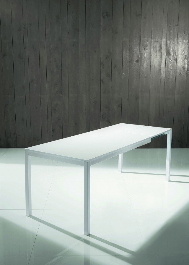 Allungabile, il tavolo Mago di Bontempi Casa ha la struttura in acciaio laccato e il piano in melaminico.Misura L 140/200 x
P 80 x H 75 cm. € 713* Allungabile, il tavolo Mago di Bontempi Casa ha la struttura in acciaio laccato e il piano in melaminico.Misura L 140/200 x
P 80 x H 75 cm. € 713*