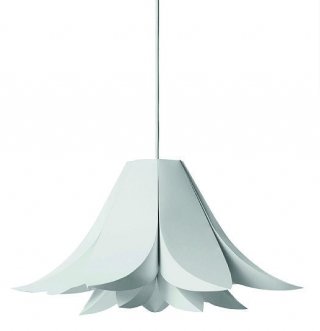 La sospensione Norm 06 di Normann Copenhagen è in plastica lamellare.
Da montare, nella versione media
misura Ø 62 cm. € 70*