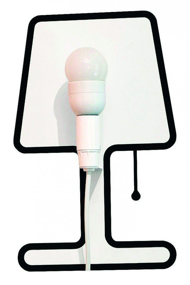 Tiny Lampe di Pa Design è composta da una staffa che sorregge la presa e uno sticker da posizionare intorno. Misura H 30 cm. € 32,50* Tiny Lampe di Pa Design è composta da una staffa che sorregge la presa e uno sticker da posizionare intorno. Misura H 30 cm. € 32,50*