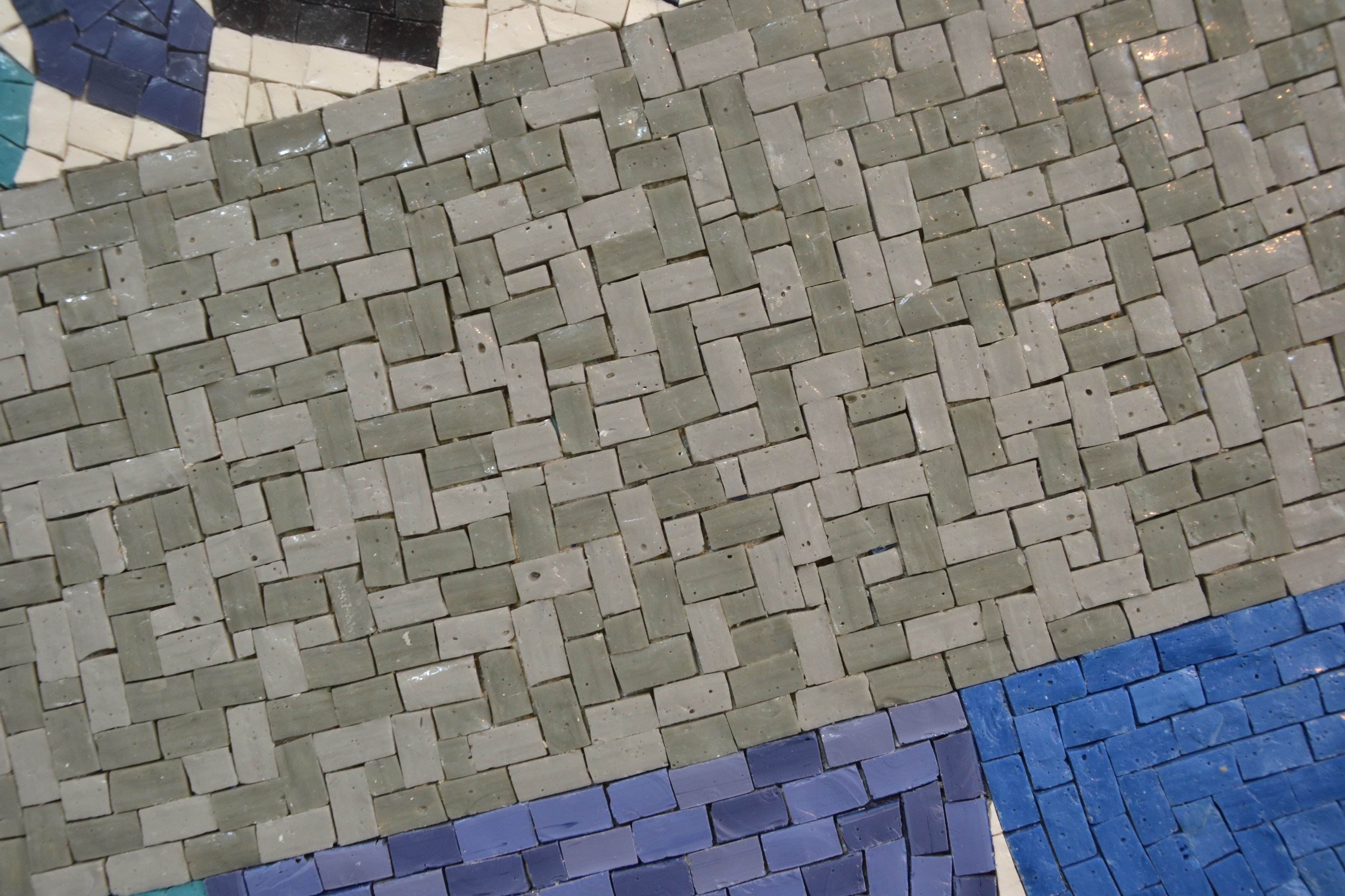 Pannello Fontana di Bisazza, edizione limitata, realizzato a mano, design Maison Emilio Pucci. Pannello Fontana di Bisazza, edizione limitata, realizzato a mano, design Maison Emilio Pucci.