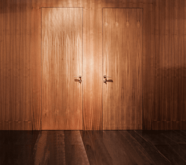 boiserie con porta filo muro di Viva Porte boiserie con porta filo muro di Viva Porte