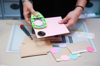 Rifinisci i bordi con i washi tape, divertenti nastri adesivi colorati. Rifinisci i bordi con i washi tape, divertenti nastri adesivi colorati.