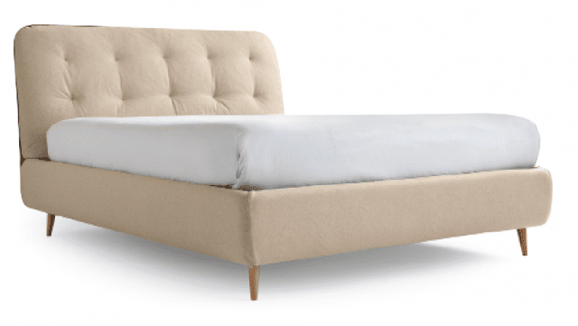 Il letto Paco di Noctis ha rivestimento reversibile, per cambiare look in modo facile e veloce. È disponibile anche con contenitore dotato di sistema Folding Box® (un pannello posto sul fondo, ripiegabile, che consente di accedere al pavimento per pulirlo comodamente). Il colore dei piedini è previsto nella varietà della gamma Pantone®, per abbinarlo con il tessuto scelto. Disponibile in 9 larghezze, nella misura 160 x 200 x H 114 cm costa 1.054 euro. Il letto Paco di Noctis ha rivestimento reversibile, per cambiare look in modo facile e veloce. È disponibile anche con contenitore dotato di sistema Folding Box® (un pannello posto sul fondo, ripiegabile, che consente di accedere al pavimento per pulirlo comodamente). Il colore dei piedini è previsto nella varietà della gamma Pantone®, per abbinarlo con il tessuto scelto. Disponibile in 9 larghezze, nella misura 160 x 200 x H 114 cm costa 1.054 euro.