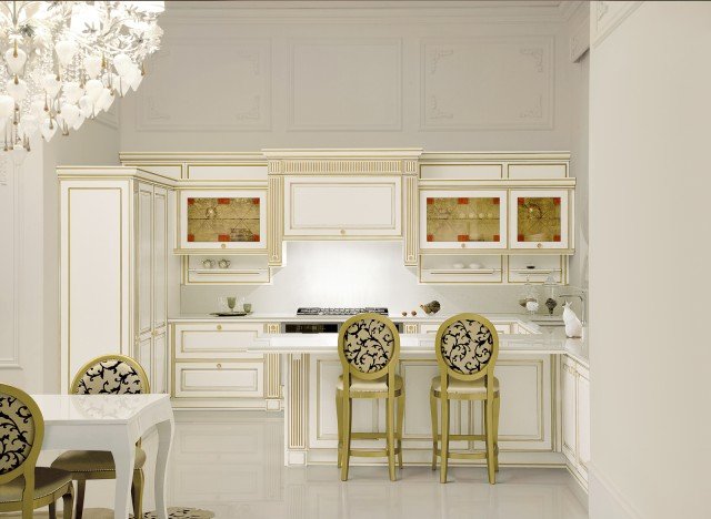 cucina con vetrina e dettagli artigianali Mirabeau di Veneta Cucine cucina con vetrina e dettagli artigianali Mirabeau di Veneta Cucine