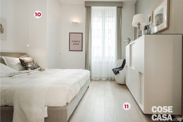 10. Nell'angolo
In camera è stata realizzata una soluzione su misura simile a quella dell'ingresso: una spalla in muratura delimita lateralmente il letto e permette inoltre di ricavare, all'incrocio delle due pareti, una nicchia con
un guardaroba seminascosto.
11. più luce con il parquet chiaro
Un'esigenza prioritaria del progetto è stata quella di enfatizzare la luminosità degli ambienti: oltre alle finiture bianche delle pareti si è scelto un parquet in rovere spazzolato, molto chiaro che contribuisce all'effetto e amplia visivamente gli ambienti. 10. Nell'angolo
In camera è stata realizzata una soluzione su misura simile a quella dell'ingresso: una spalla in muratura delimita lateralmente il letto e permette inoltre di ricavare, all'incrocio delle due pareti, una nicchia con
un guardaroba seminascosto.
11. più luce con il parquet chiaro
Un'esigenza prioritaria del progetto è stata quella di enfatizzare la luminosità degli ambienti: oltre alle finiture bianche delle pareti si è scelto un parquet in rovere spazzolato, molto chiaro che contribuisce all'effetto e amplia visivamente gli ambienti.