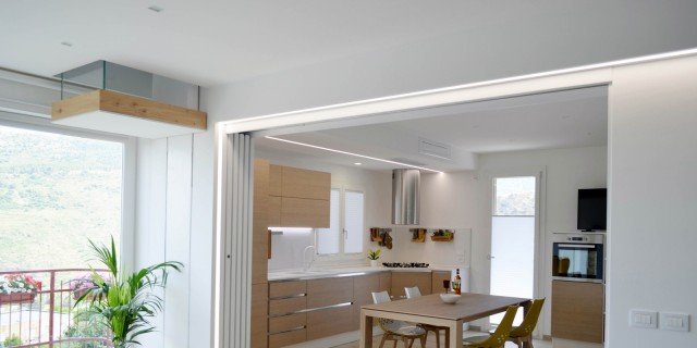 Una casa con soggiorno e cucina divisi solo quando serve cose di casa Cucina con soggiorno