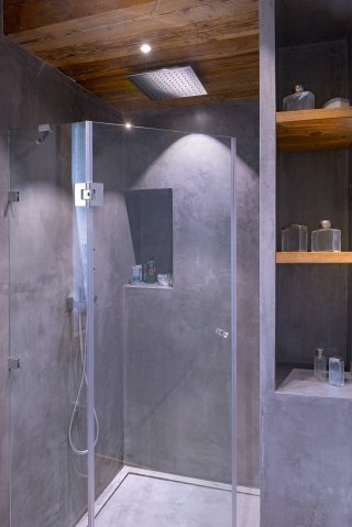 La doccia in muratura è interamente rivestita con la resina utilizzata in altri ambienti della casa. La doccia in muratura è interamente rivestita con la resina utilizzata in altri ambienti della casa.