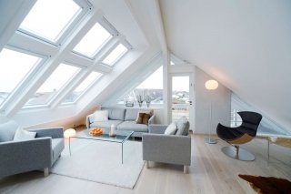 Ambientazione sottotetto con finestre per tetti di Velux. Ambientazione sottotetto con finestre per tetti di Velux.