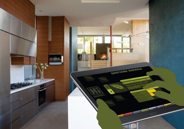 Consumi monitorati La piattaforma di integrazione domotica fa dialogare tra loro tutti i dispositivi tecnologici della casa, compresi gli elettrodomestici, senza alcun vincolo di marca o modello. Una delle funzioni è quella di verificare e gestire il consumo di energia degli apparecchi: grazie al controllo continuo dell'assorbimento energetico e alla visualizzazione di grafici intuitivi, viene evitato lo stacco di fornitura elettrica per sovraccarico, in quanto si spengono gli elettrodomestici in base alle priorità desiderate. È possibile, inoltre, programmare l’accensione e lo spegnimento in fasce orarie prestabilite. ● Impianto domotico Hi System di Home Innovation (www.hisystem.it) Consumi monitorati La piattaforma di integrazione domotica fa dialogare tra loro tutti i dispositivi tecnologici della casa, compresi gli elettrodomestici, senza alcun vincolo di marca o modello. Una delle funzioni è quella di verificare e gestire il consumo di energia degli apparecchi: grazie al controllo continuo dell'assorbimento energetico e alla visualizzazione di grafici intuitivi, viene evitato lo stacco di fornitura elettrica per sovraccarico, in quanto si spengono gli elettrodomestici in base alle priorità desiderate. È possibile, inoltre, programmare l’accensione e lo spegnimento in fasce orarie prestabilite. ● Impianto domotico Hi System di Home Innovation (www.hisystem.it)