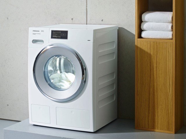 Un valido assistente nel lavaggio! Grazie a questo avveniristico sistema elettronico, il lavaggio è guidato, eventualmente anche a distanza, con la funzione MobileControl: un "assistente elettronico" individua e suggerisce il programma più adatto al bucato in base alla tipologia del carico. Per visualizzare sullo smartphone o sul tablet lo stato di un programma, selezionarlo e avviarlo, basta scaricare l’applicazione Miele@mobile e collegare l’apparecchio al sistema di connessione Miele@home. ● Lavatrice WMV 960 WPS di Miele Un valido assistente nel lavaggio! Grazie a questo avveniristico sistema elettronico, il lavaggio è guidato, eventualmente anche a distanza, con la funzione MobileControl: un "assistente elettronico" individua e suggerisce il programma più adatto al bucato in base alla tipologia del carico. Per visualizzare sullo smartphone o sul tablet lo stato di un programma, selezionarlo e avviarlo, basta scaricare l’applicazione Miele@mobile e collegare l’apparecchio al sistema di connessione Miele@home. ● Lavatrice WMV 960 WPS di Miele