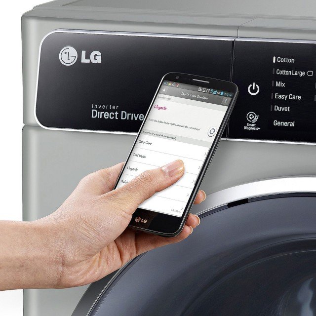 Con funzione di autodiagnosi L'applicazione Smart Diagnosis™, facilmente scaricabile sui propri dispositivi portatili, permette di individuare e risolvere i piccoli problemi tecnici della lavatrice. Inoltre, grazie al sistema LG Smart Laundry&DW Global, avvicinando il cellulare all’apparecchio in corrispondenza della scritta Tag On, si attiva la connessione e si possono scaricare nuovi programmi di lavaggio aggiungendoli ai preferiti. Con la funzione Turbo Wash si può risparmiare fino al 15% di energia e acqua a ogni ciclo. ● Lavatrice TurboWash™ F14U1BS6 di LG Con funzione di autodiagnosi L'applicazione Smart Diagnosis™, facilmente scaricabile sui propri dispositivi portatili, permette di individuare e risolvere i piccoli problemi tecnici della lavatrice. Inoltre, grazie al sistema LG Smart Laundry&DW Global, avvicinando il cellulare all’apparecchio in corrispondenza della scritta Tag On, si attiva la connessione e si possono scaricare nuovi programmi di lavaggio aggiungendoli ai preferiti. Con la funzione Turbo Wash si può risparmiare fino al 15% di energia e acqua a ogni ciclo. ● Lavatrice TurboWash™ F14U1BS6 di LG