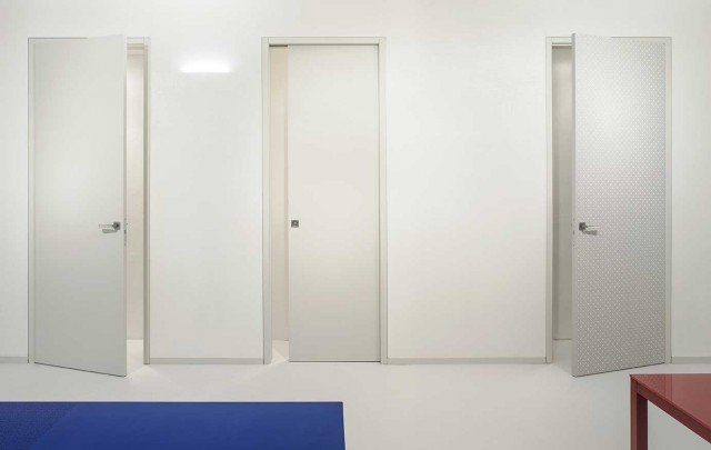 Da sinistra ECLISSE Shodō battente, ECLISSE Shodō scorrevole e ECLISSE Shodō battente con pannello porta decorato ad incisione laser Barba Design profondità 0,7 mm. Parete con finitura Oikos trame bianco 9016. Maniglie Piramid di Mandelli. Da sinistra ECLISSE Shodō battente, ECLISSE Shodō scorrevole e ECLISSE Shodō battente con pannello porta decorato ad incisione laser Barba Design profondità 0,7 mm. Parete con finitura Oikos trame bianco 9016. Maniglie Piramid di Mandelli.