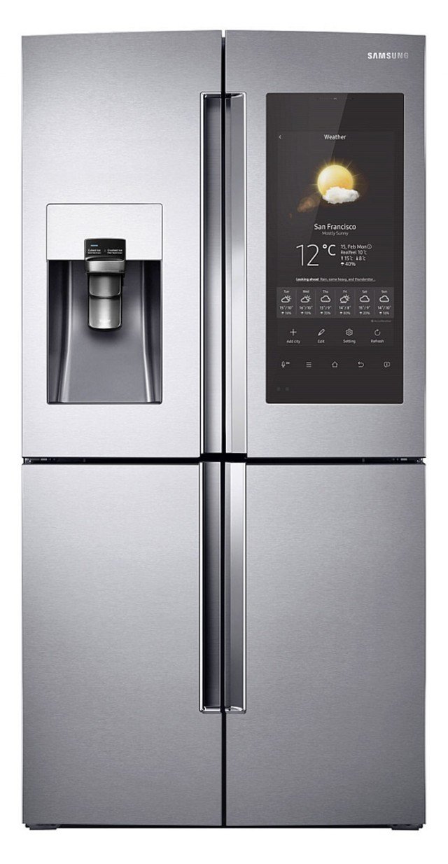 Frigo che "parla" Grazie alla tecnologia IoT, il frigorifero (non ancora sul mercato italiano) suggerisce come organizzare spesa e cucina: lo schermo touch Full HD da 21,5 " è un centro di comando digitale che permette di gestire il contenuto degli scomparti. È dotato di fotocamere integrate, così dallo smartphone si può vedere in vari scatti che cosa c'è sui ripiani; tramite app si può inoltre acquistare da rivenditori online ciò che manca e controllare il funzionamento del frigo. ● Frigorifero a quattro porte Family Hub RS Dispenser di Samsung (www.samsung.it) Frigo che "parla" Grazie alla tecnologia IoT, il frigorifero (non ancora sul mercato italiano) suggerisce come organizzare spesa e cucina: lo schermo touch Full HD da 21,5 " è un centro di comando digitale che permette di gestire il contenuto degli scomparti. È dotato di fotocamere integrate, così dallo smartphone si può vedere in vari scatti che cosa c'è sui ripiani; tramite app si può inoltre acquistare da rivenditori online ciò che manca e controllare il funzionamento del frigo. ● Frigorifero a quattro porte Family Hub RS Dispenser di Samsung (www.samsung.it)