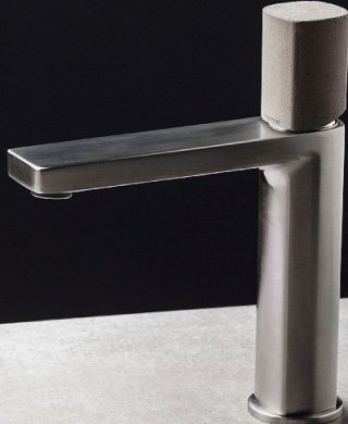 miscelatore per lavabo Haptic Concrete di Ritmonio con manopola di comando in cemento miscelatore per lavabo Haptic Concrete di Ritmonio con manopola di comando in cemento