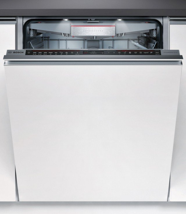 Controllo elettronico Anche la lavastoviglie, come altri elettrodomestici, può essere gestita a distanza tramite la funzione Home-Connect. Con sistema a zeolite e circolazione d’aria 3D, asciuga perfettamente anche le stoviglie in plastica. Molto silenziosa, è dotata di programma Super 60 °C. ● Lavastoviglie Serie 8 SMV88TX26E di Bosch Controllo elettronico Anche la lavastoviglie, come altri elettrodomestici, può essere gestita a distanza tramite la funzione Home-Connect. Con sistema a zeolite e circolazione d’aria 3D, asciuga perfettamente anche le stoviglie in plastica. Molto silenziosa, è dotata di programma Super 60 °C. ● Lavastoviglie Serie 8 SMV88TX26E di Bosch