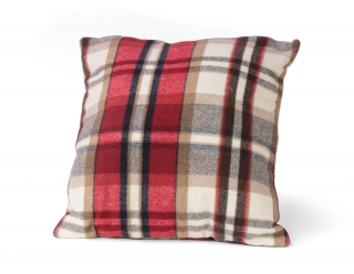 n. 6- Cuscini rossi e arancione di Novità Home. In collezione anche un plaid (perfetto per il picnic) 100% poliestere. Misura 45x45 cm, prezzo 27,50 euro. www.novitahome.com