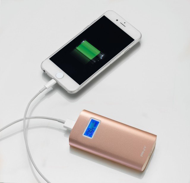 PNY_Powerpack-ALU-200_rose_gold_iphone_livestyle PNY_Powerpack-ALU-200_rose_gold_iphone_livestyle