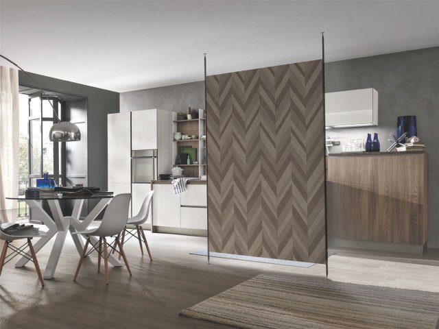 Il pannello decorativo Valorizza l'estetica della cucina, armonizzandosi con essa. Una soluzione che si può attuare con qualunque tipo di piallaccio, che verrà poi applicato a un pannello a base di legno, quindi a montanti metallici a tutta altezza. La struttura non è fissa e non richiede alcun foro a pavimento o a soffitto. Il pannello decorativo Valorizza l'estetica della cucina, armonizzandosi con essa. Una soluzione che si può attuare con qualunque tipo di piallaccio, che verrà poi applicato a un pannello a base di legno, quindi a montanti metallici a tutta altezza. La struttura non è fissa e non richiede alcun foro a pavimento o a soffitto.