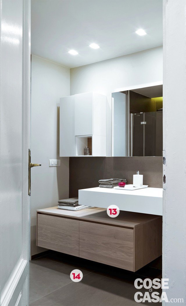 13. Due elementi sospesi In bagno la zona del lavabo è risolta con due elementi che non poggiano a terra: il monoblocco in quarzite bianca con vasca integrata e il mobile sottostante sono fissati alla parete con disposizione sfalsata. La soluzione sospesa alleggerisce l'effetto visivo, non interrompe la continuità del pavimento in gres e ne facilita la manutenzione. 14. Rivestimenti in gres laminato Nei soli ambienti di servizio i pavimenti e la porzione di parete sopra il lavabo sono rivestiti con lastre di questo materiale. Di grandi dimensioni, 100 x 300 cm, si caratterizzano per gli spessori ridotti di soli 3 mm: è quindi in genere possibile la posa sopra il rivestimento esistente, senza rimuoverlo. Prodotti con caratteristiche tecniche simili vengono proposti da aziende differenti. 13. Due elementi sospesi In bagno la zona del lavabo è risolta con due elementi che non poggiano a terra: il monoblocco in quarzite bianca con vasca integrata e il mobile sottostante sono fissati alla parete con disposizione sfalsata. La soluzione sospesa alleggerisce l'effetto visivo, non interrompe la continuità del pavimento in gres e ne facilita la manutenzione. 14. Rivestimenti in gres laminato Nei soli ambienti di servizio i pavimenti e la porzione di parete sopra il lavabo sono rivestiti con lastre di questo materiale. Di grandi dimensioni, 100 x 300 cm, si caratterizzano per gli spessori ridotti di soli 3 mm: è quindi in genere possibile la posa sopra il rivestimento esistente, senza rimuoverlo. Prodotti con caratteristiche tecniche simili vengono proposti da aziende differenti.