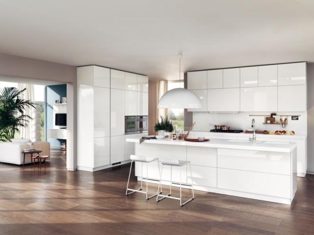 cucina bianca con grande isola centrale e comodo bancone snack avanzato LiberaMente di Scavolini cucina bianca con grande isola centrale e comodo bancone snack avanzato LiberaMente di Scavolini